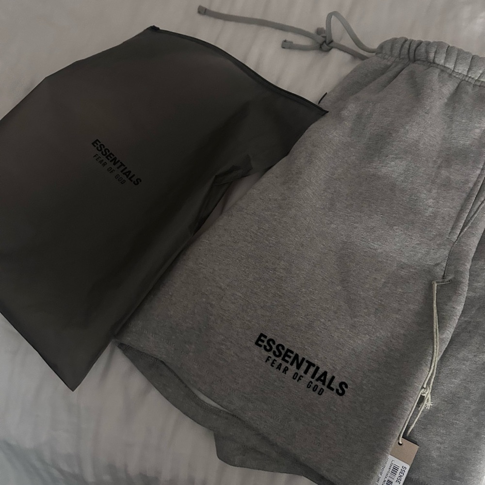 Essential shorts dark oat meal color way